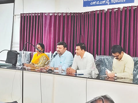 ಬಂಟ್ವಾಳ ತಾಪಂ ಸಭಾಂಗಣದಲ್ಲಿ ತಾಲೂಕುಮಟ್ಟದ ಎಸ್ಸಿ-ಎಸ್ಟಿ ಕುಂದುಕೊರತೆ ಸಭೆ ತಹಸೀಲ್ದಾರ್ ಮಂಜುನಾಥ್ ಅಧ್ಯಕ್ಷತೆಯಲ್ಲಿ ನಡೆಯಿತು. ಪ್ರಮುಖರಾದ ಸಚಿನ್ ಕುಮಾರ್, ತೀರ್ಥಪ್ರಸಾದ್, ವಿನಯಾ ಕುಮಾರಿ ಇದ್ದರು.  