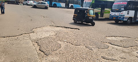 ಬಿ.ಸಿ.ರೋಡ್‌ನ ಖಾಸಗಿ ಬಸ್ ನಿಲ್ದಾಣದಲ್ಲಿ ಕಾಂಕ್ರೀಟ್‌ನಲ್ಲಿ ದೊಡ್ಡ ಹೊಂಡಗಳು ಸೃಷ್ಟಿಯಾಗಿರುವುದು.