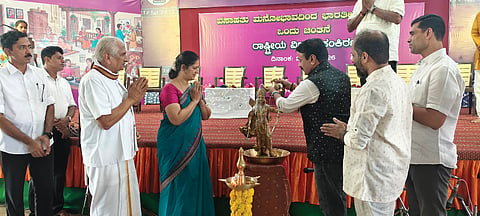  ಕಲ್ಲಡ್ಕ ಶ್ರೀರಾಮ ಪ್ರಥಮ ದರ್ಜೆ ಮಹಾವಿದ್ಯಾಲಯದಲ್ಲಿ ರಾಷ್ಟ್ರೀಯ ವಿಚಾರಸಂಕಿರಣವನ್ನು ಪತ್ರಕರ್ತ ರಂಗನಾಥ ಭಾರದ್ವಾಜ್ ಉದ್ಘಾಟಿಸಿದರು. ಡಾ.ಆರತಿ ವಿ.ಬಿ., ಡಾ.ಪ್ರಭಾಕರ ಭಟ್ ಕಲ್ಲಡ್ಕ ಮತ್ತಿತರರು ಉಪಸ್ಥಿತರಿದ್ದರು.  
