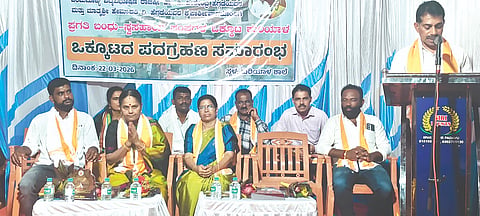 ಧರ್ಮಸ್ಥಳ ಗ್ರಾಮಾಭಿವೃದ್ಧಿ ಪ್ರಗತಿ ಬಂಧು ಸ್ವಸಹಾಯ ಸಂಘದ ಕುರಿಯಾಳ ಒಕ್ಕೂಟದ ಪದಗ್ರಹಣ ಸಮಾರಂಭದಲ್ಲಿ ಜಿಲ್ಲಾ ನಿರ್ದೇಶಕ ದಿನೇಶ್ ಡಿ. ಮಾತನಾಡಿದರು. ಪ್ರಮುಖರಾದ ರೋನಾಲ್ಡ್ ಡಿಸೋಜ, ನವಿನ್ ಪೂಜಾರಿ, ಹರೀಶ್ ಶೆಟ್ಟಿ ಮತ್ತಿತರರಿದ್ದರು.
