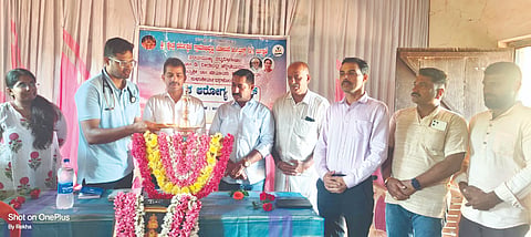 ವಗ್ಗ ಸಮೀಪದ ಕಾಡಬೆಟ್ಟು ಸರ್ಕಾರಿ ಕಿರಿಯ ಪ್ರಾಥಮಿಕ ಶಾಲೆಯಲ್ಲಿ ಆರೋಗ್ಯ ತಪಾಸಣೆ ಉಚಿತ ಶಿಬಿರ ನಡೆಯಿತು. ಯೋಜನೆ ಜಿಲ್ಲಾ ನಿರ್ದೇಶಕ ದಿನೇಶ್ ಡಿ., ಒಕ್ಕೂಟದ ಅಧ್ಯಕ್ಷ ಉಮೇಶ್ ಮೊದಲಾದವರಿದ್ದರು.