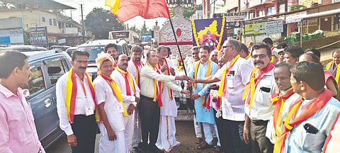  ಕೈಕಂಬ ಪೊಳಲಿ ದ್ವಾರದ ಬಳಿ ಸಾಂಸ್ಕೃತಿಕ ದಿಬ್ಬಣಕ್ಕೆ ಡಾ.ತುಕಾರಾಂ ಪೂಜಾರಿ ಚಾಲನೆ ನೀಡಿದರು. ಕಸಾಪ ಜಿಲ್ಲಾಧ್ಯಕ್ಷ ಡಾ.ಎಂ.ಪಿ.ಶ್ರೀನಾಥ್, ದೇವಪ್ಪ ಕುಲಾಲ್ ಪಂಜಿಕಲ್ಲು ಮೊದಲಾದವರಿದ್ದರು.