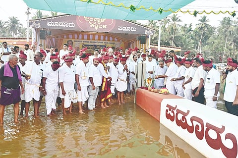  ಮೂಡೂರು-ಪಡೂರು ಜೋಡುಕರೆ ಕಂಬಳವನ್ನು ಅಳದಂಗಡಿ ಅರಮನೆಯ ತಿಮ್ಮಣ್ಣರಸ ಡಾ.ಪ್ರದ್ಮಪ್ರಸಾದ್ ಅಜಿಲ ಉದ್ಘಾಟಿಸಿದರು. ಶ್ರೀ ವಿಖ್ಯಾತಾನಂದ ಸ್ವಾಮೀಜಿ, ಮಾಜಿ ಸಚಿವ ರಮಾನಾಥ ರೈ, ಭರತ್ ಮುಂಡೋಡಿ, ಪ್ರೊಬೇಷನರಿ ಐಪಿಎಸ್ ಅನನ್ಯಾ ಶ್ರೀವಾಸ್ತವ್ ಇತರರು ಇದ್ದರು.
