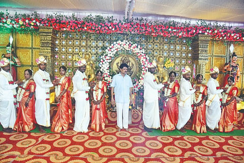 ಪುಂಜಾಲಕಟ್ಟೆಯ ಸ್ವಸ್ತಿಕ್ ಫ್ರೆಂಡ್ಸ್ ಕ್ಲಬ್‌ನ 18ವರ್ಷದ ಸಾಮೂಹಿಕ ವಿವಾಹ ಸಮಾರಂಭದಲ್ಲಿ 6 ಜೋಡಿ ದಾಂಪತ್ಯ ಜೀವನಕ್ಕೆ ಕಾಲಿಟ್ಟರು.