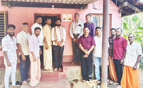 ನಾವೂರು ಗ್ರಾಮದ ಸಿಂತಾನಿಕಟ್ಟೆಯ ಅಪ್ಪಿ ಎಂಬುವರ ಮನೆಯನ್ನು ಹಸ್ತಾಂತರಿಸಲಾಯಿತು. ಉದ್ಯಮಿ ಸಂದೇಶ್​ ಶೆಟ್ಟಿ, ಅಖಿಲ ಕರ್ನಾಟಕದ ಮಾಜಿ ಸೈನಿಕರ ಸಂಘ ಬಂಟ್ವಾಳ ಘಟಕದ ಅಧ್ಯಕ್ಷ ಮೋನಪ್ಪ ಪೂಜಾರಿ ಮೊಗರ್ನಾಡು ಮೊದಲಾದವರಿದ್ದರು.
