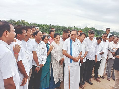  ಕಡೇಶಿವಾಲಯ-ಅಜಿಲಮೊಗರು ಮಧ್ಯೆ ನೇತ್ರಾವತಿ ನದಿಗೆ ನಿರ್ಮಾಣವಾಗುತ್ತಿರುವ ಸೌಹಾರ್ದ ಸೇತುವೆಯನ್ನು ಮಾಜಿ ಸಚಿವ ಬಿ.ರಮಾನಾಥ ರೈ ವೀಕ್ಷಿಸಿದರು. ಲಾವಣ್ಯ ಬಲ್ಲಾಳ್, ಬೇಬಿ ಕುಂದರ್, ಚಂದ್ರಶೇಖರ ಭಂಡಾರಿ, ಸುದೀಪ್ ಕುಮಾರ್ ಶೆಟ್ಟಿ ಮತ್ತಿತರರು ಉಪಸ್ಥಿತರಿದ್ದರು.