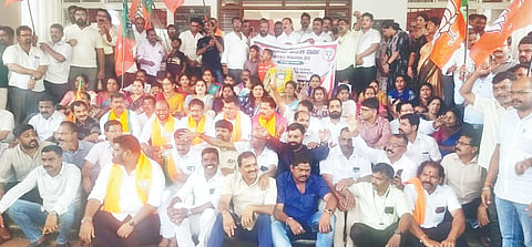  ಪುಣಚ ಗ್ರಾಮದ 3 ನೇ ವಾರ್ಡಿನ ದೇವಿನಗರದಲ್ಲಿ ವಾಸಿಸುವ ಪರಿಶಿಷ್ಟ ಪಂಗಡದ ಕುಟುಂಬಗಳು ಹಕ್ಕುಪತ್ರಕ್ಕೆ ಆಗ್ರಹಿಸಿ ನಡೆಸುತ್ತಿರುವ ಅಹೋರಾತ್ರಿ ಧರಣಿಗೆ ಸಂಸದ ಕ್ಯಾ.ಬ್ರಿಜೇಶ್ ಚೌಟ ಬೆಂಬಲ ನೀಡಿದರು. ಸತೀಶ್ ಕುಂಪಲ, ಸುಲೋಚನಾ ಜಿ.ಕೆ.ಭಟ್, ಆರ್.ಚೆನ್ನಪ್ಪ ಕೋಟ್ಯಾನ್ ಮತ್ತಿತರರಿದ್ದರು.