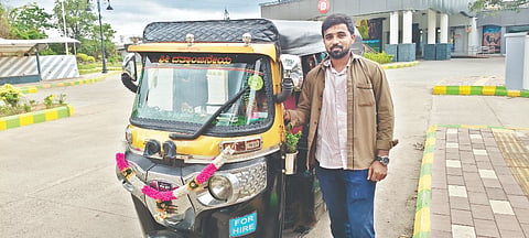 ಬಂಟ್ವಾಳದಲ್ಲಿ ಸಂಚರಿಸುವ ರಿಕ್ಷಾವೊಂದರಲ್ಲಿ. ಮಿನಿ ಗ್ರಂಥಾಲಯ