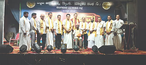  ಗ್ಯಾರೇಜು ಮಾಲೀಕರ ಸಂಘದ ರಜತ ಸಂಭ್ರಮ ಕಾರ್ಯಕ್ರಮದಲ್ಲಿ ಕೌಶಿಕ್ ಆಚಾರ್ಯ ಅವರನ್ನು ಸನ್ಮಾನಿಸಲಾಯಿತು. ಕೃಷಿಕ ಪ್ರಕಾಶ್ ಕಾರಂತ್, ಬಂಟ್ವಾಳ ಬಂಟರ ಸಂಘದ ಅಧ್ಯಕ್ಷ ಜಗನ್ನಾಥ ಚೌಟ ಮೊದಲಾದವರಿದ್ದರು.