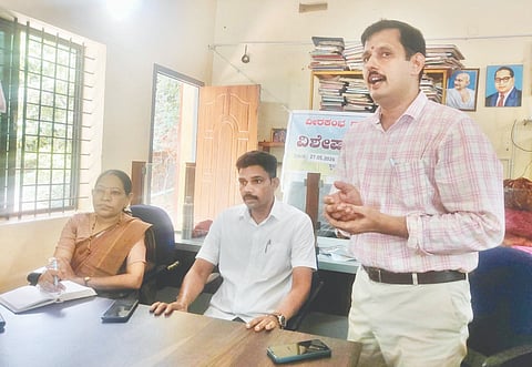 ವೀರಕಂಭ ಗ್ರಾಮದ ಟಾಸ್ಕ್ ಫೋರ್ಸ್ ಸಮಿತಿ ಸಭೆ ಗ್ರಾಪಂ ಆಡಳಿತಾಧಿಕಾರಿ ದಿನೇಶ್ ಅಧ್ಯಕ್ಷತೆಯಲ್ಲಿ ನಡೆಯಿತು. ವೀರಕಂಭ ಗ್ರಾಪಂ ಅಭಿವೃದ್ಧಿ ಅಧಿಕಾರಿ ಶಂಭು ಕುಮಾರ ಶರ್ಮಾ, ಅಂಗನವಾಡಿ ಮೇಲ್ವಿಚಾರಕಿ ರೂಪಕಲಾ ಮತ್ತಿತರರಿದ್ದರು.  
