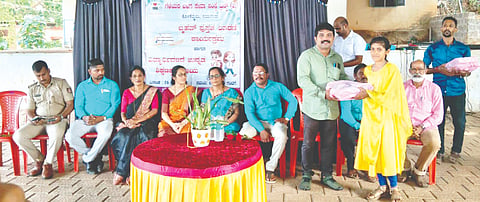  ನಯನಾಡು ಗೆಳೆಯರ ಬಳಗ ಸೇವಾ ಸಂಸ್ಥೆ ಟ್ರಸ್ಟ್ ವತಿಯಿಂದ ಉಚಿತ ಲೇಖನ ಪುಸ್ತಕ ಹಾಗೂ ವಿದ್ಯಾರ್ಥಿ ಸಹಾಯಧನ ವಿತರಣೆ ಕಾರ್ಯಕ್ರಮ ಪುಂಜಾಲಕಟ್ಟೆ ಬಂಗ್ಲೆ ಮೈದಾನದಲ್ಲಿ ನಡೆಯಿತು. ಜಯಪ್ರಕಾಶ್ ಕೆ.ಎಸ್., ಡೋನ್ ಪ್ರವೀಣ್ ಕ್ರಾಸ್ತಾ, ಜಾಯ್ಸ ಪಿಂಟೊ ಮತ್ತಿತರರಿದ್ದರು.
