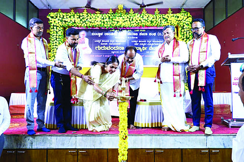  ಗುರುವಂದನೆ, ವಿದ್ಯಾರ್ಥಿವೇತನ ವಿತರಣಾ ಸಮಾರಂಭವನ್ನು ಮಂಗಳೂರಿನ ಡಯಟ್ ಸೆಂಟರ್‌ನ ಹಿರಿಯ ಉಪನ್ಯಾಸಕಿ ಡಾ.ತ್ರಿವೇಣಿ ಉದ್ಘಾಟಿಸಿದರು.