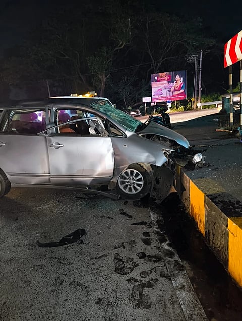 ಬಿ.ಸಿ.ರೋಡಿನ ಬ್ರಹ್ಮಶ್ರೀ ನಾರಾಯಣಗುರು ವೃತ್ತಕ್ಕೆ ಇನೋವಾ ಕಾರು ಶನಿವಾರ ಮುಂಜಾನೆ ಡಿಕ್ಕಿಯಾಗಿ ಮೂವರು ಪ್ರಯಾಣಿಕರು ದಾರುಣವಾಗಿ ಮೃತಪಟ್ಟಿದ್ದಾರೆ