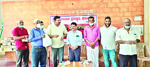 ಸೇವಾಂಜಲಿ ಪ್ರತಿಷ್ಠಾನದ ವತಿಯಿಂದ ನಡೆದ ಕಾರ್ಯಕ್ರಮದಲ್ಲಿ ಬಂಟ್ವಾಳ ತಹಸೀಲ್ದಾರ್ ಜಿ.ಮಂಜುನಾಥ್ ಕ್ಷಯರೋಗಿಗಳಿಗೆ ಆಹಾರದ ಕಿಟ್ ವಿತರಿಸಿದರು. 