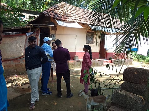ಬಿ.ಮೂಡ ಗ್ರಾಮದ ಗೋಳಿನೆಲ, ಕಲ್ಲಗುಡ್ಡೆ, ಪಲ್ಲಮಜಲು ಎಂಬಲ್ಲಿ ಅಕ್ರಮವಾಗಿ ನಡೆಯುತ್ತಿದ್ದ ಕಪ್ಪು ಕಲ್ಲಿನ ಕ್ವಾರೆಯಿಂದ ಹಾನಿಗೊಳಗಾದ ಮನೆಗಳಿಗೆ ಗಣಿ ಇಲಾಖೆ ಅಧಿಕಾರಿಗಳು ಭೇಟಿ ನೀಡಿ ಪರಿಶೀಲಿಸಿದರು. 