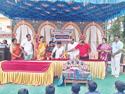  ಬಿ.ಮೂಡ ಅಜ್ಜಿಬೆಟ್ಟು ಸರ್ಕಾರಿ ಹಿರಿಯ ಪ್ರಾಥಮಿಕ ಶಾಲೆಯಲ್ಲಿ ವಾಲಿಬಾಲ್ ಪಂದ್ಯಾಟ ಉದ್ಘಾಟಿಸಲಾಯಿತು. ಪ್ರಭಾರ ಕ್ಷೇತ್ರ ಶಿಕ್ಷಣಾಧಿಕಾರಿ ಮಾಲತಿ, ಬಂಟ್ವಾಳ ನಗರ ಯೋಜನಾ ಪ್ರಾಧಿಕಾರ ಅಧ್ಯಕ್ಷ ಬೇಬಿ ಕುಂದರ್ ಮೊದಲಾದವರಿದ್ದರು.    