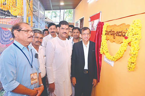 ತುಂಬೆಯ ಭಾಗ್ಯೋದಯ ಮಿತ್ರ ಕಲಾ ವೃಂದದ ನವೀಕೃತ ಕಟ್ಟಡ ಉದ್ಘಾಟನೆ ನಡೆಯಿತು. ಮನೋವೈದ್ಯ ಡಾ.ರವೀಶ್ ತುಂಗ, ಟಿ.ತಾರಾನಾಥ ಕೊಟ್ಟಾರಿ, ಉದ್ಯಮಿ ದಿನೇಶ್ ಎಂ.ಪಿ. ಮೊದಲಾದವರಿದ್ದರು.