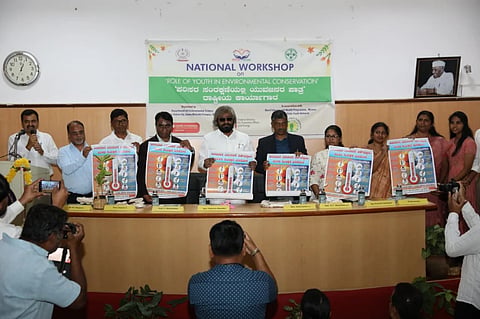 ಬೆಂಗಳೂರು ವಿಶ್ವವಿದ್ಯಾಲಯ ಆಯೋಜಿಸಿದ್ದ ರಾಷ್ಟ್ರೀಯ ಕಾರ್ಯಗಾರದಲ್ಲಿ ಅರಣ್ಯ ಸಚಿವ ಈಶ್ವರ ಖಂಡ್ರೆ, ಕುಲಪತಿ ಪ್ರೊ.ಸಿ.ಸೋಮಶೇಖರ್, ಅರಣ್ಯ ಇಲಾಖೆ ಕಾರ್ಯದರ್ಶಿ ಶ್ರೀನಿವಾಸಲು ಮತ್ತಿತರರು ಪಾಲ್ಗೊಂಡಿದ್ದರು. 