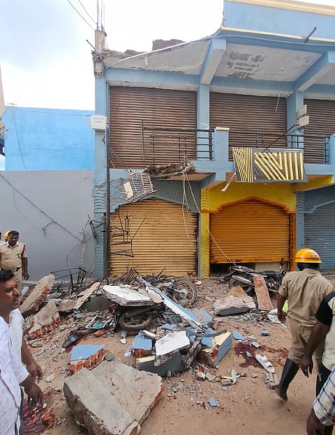 ದೇವದುರ್ಗ ಬಸ್ ನಿಲ್ದಾಣ ಮುಂಭಾಗ ವಾಣಿಜ್ಯ ಕಟ್ಟಡದ ಛಾವಣಿ ಕುಸಿದು ಬಿದ್ದಿರುವುದು.