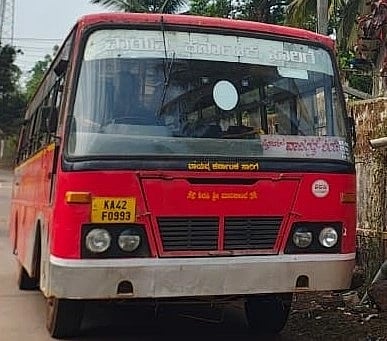 ಸಿದ್ದಾಪುರ-ಹಾರ್ಸಿಕಟ್ಟಾ-ವಾಜಗದ್ದೆ ಮಾರ್ಗವಾಗಿ ಶಿರಸಿಗೆ ತೆರಳುವ ಬಸ್.