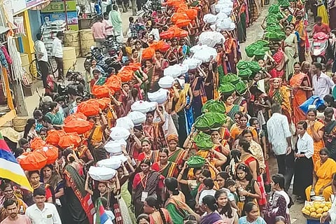 ಹಿರೇಮಠದ ನೂತನ ಪೀಠಾಧಿಕಾರ ಮಹೋತ್ಸವ ಅಂಗವಾಗಿ ಜರುಗಿದ ಧರ್ಮದ ಬುತ್ತಿ ಜಾಥಾದಲ್ಲಿ ಸಾಂಪ್ರದಾಯಕ ಉಡುಗೆ ತೊಟ್ಟು ಬುತ್ತಿ ಬುಟ್ಟಿ ಹೊತ್ತು ಮೆರವಣೆಗೆಯಲ್ಲಿ ಸಾಗುತ್ತಿರುವುದು.