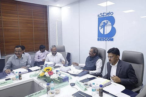 ಬೆಸ್ಕಾಂ ವ್ಯಾಪ್ತಿಯಲ್ಲಿ ಆನ್‌ಲೈನ್ ಮೂಲಕ ಸ್ವಯಂಚಾಲಿತ ಹೆಸರು ಬದಲಾವಣೆಗೆ ಸಚಿವ ಕೆ.ಜೆ.ಜಾರ್ಜ್‌ಚಾಲನೆ ನೀಡಿದರು. ಇಲಾಖೆಯ ಹಿರಿಯ ಅಧಿಕಾರಿಗಳು ಹಾಜರಿದ್ದರು. 