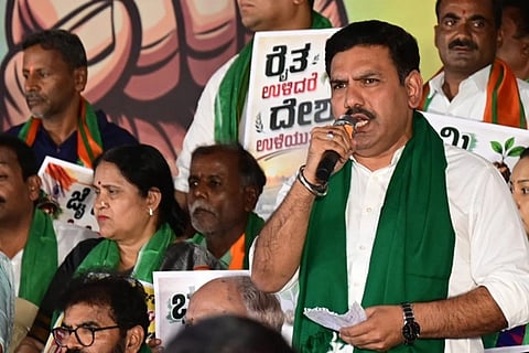 ರೈತರ ವಿರೋಧಿ ಕಾಂಗ್ರೆಸ್ ಸರ್ಕಾರದ ವಿರುದ್ಧ ರಣಕಹಳೆ: ಅನ್ನ ನೀಡುವ ರೈತ ಜಮೀನು ಇಟ್ಟುಕೊಳ್ಳಬಾರದೇ? ಬಿ.ವೈ.ವಿಜಯೇಂದ್ರ ಪ್ರಶ್ನೆ | BY Vijayendra