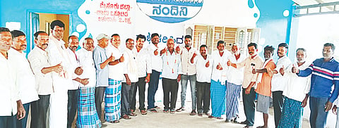 ಪಿರಿಯಾಪಟ್ಟಣ ತಾಲೂಕಿನ ನವಿಲೂರು ಡೇರಿ ಅಧ್ಯಕ್ಷ, ಉಪಾಧ್ಯಕ್ಷ ಸ್ಥಾನಕ್ಕೆ ಆಯ್ಕೆಯಾದ ಶಿವರಾಜ್ ಹಾಗೂ   ವೆಂಕಟೇಶ್ ಅವರನ್ನು ಬೆಂಬಲಿಗರು ಅಭಿನಂದಿಸಿದರು. ಚೆಲುವರಾಜ್, ಮಹದೇವ್, ಜವರಯ್ಯ ಗೌರಮ್ಮ, ದೊಡ್ಡೇಗೌಡ, ಸ್ವಾಮಿ, ಜಯಮ್ಮ, ಜವರಯ್ಯ ಇತರರು ಇದ್ದರು.