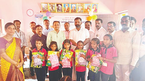 ಕಪ್ಪಾಡಿ ಸರ್ಕಾರಿ ಹಿರಿಯ ಪ್ರಾಥಮಿಕ ಶಾಲೆ ವಿದ್ಯಾರ್ಥಿಗಳಿಗೆ ಡ್ರಾಯಿಂಗ್ ಕಿಟ್ ಮತ್ತು ಟಿಫಿನ್ ಬಾಕ್ಸ್‌ಗಳನ್ನು ವಿತರಿಸಲಾಯಿತು. ಪ್ರಮುಖರಾದ ಗುರುರಾಜ್ ಗಂಟಿಹೊಳೆ, ನಾಗರಾಜ ಶೆಟ್ಟಿ ಜಡ್ಕಲ್, ಮಹೇಶ್ ಪೂಜಾರಿ, ಯಾದವ್, ರವಿಚಂದ್ರ ವಿ.ಕೆ., ನಾಗೇಶ ಕೆ.ನಾಯ್ಕ ಉಪಸ್ಥಿತರಿದ್ದರು.  