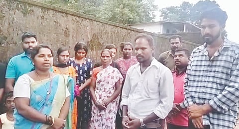  ಕೊರಗ ಕಾಲನಿಗೆ ರಸ್ತೆ ನಿರ್ಮಿಸಿರುವುದಾಗಿ ಸಂಸದರ ನಿಧಿಯಿಂದ ಹಣ ಪಡೆದುಕೊಂಡು ಮೇಲ್ವರ್ಗದವರ ಮನೆಯನ್ನು ಸಂಪರ್ಕಿಸುವ ರಸ್ತೆ ನಿರ್ವಾಣ ವಾಡಿರುವುದನ್ನು ಸ್ಥಳೀಯ ನಿವಾಸಿಗಳು ಖಂಡಿಸಿದರು. ಪ್ರಮುಖರಾದ ಮಹಾಲಕ್ಷ್ಮೀ ಮಹಾದೇವ್, ಸತೀಶ್ ಕಂಚುಗೋಡು, ಸವಿನ್ ಬಾವಿಕಟ್ಟೆ ಮೊದಲಾದವರಿದ್ದರು.