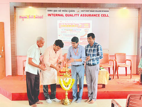  ಬೈಂದೂರು ಸರ್ಕಾರಿ ಪ್ರಥಮ ದರ್ಜೆ ಕಾಲೇಜಿನಲ್ಲಿ ಉದ್ಯೋಗ ವಾರ್ಗದರ್ಶನ ಹಾಗೂ ಸಂದರ್ಶನ ತರಬೇತಿ ಕಾರ್ಯಾಗಾರವನ್ನು ಮೂಡುಬಿದಿರೆ ಆಳ್ವಾಸ್ ಶಿಕ್ಷಣ ಪ್ರತಿಷ್ಠಾನ ವ್ಯವಸ್ಥಾಪಕ ಟ್ರಸ್ಟಿ ಎಂ.ವಿವೇಕ್ ಆಳ್ವ ಉದ್ಘಾಟಿಸಿದರು. ಪ್ರಮುಖರಾದ ನಾಗರಾಜ ಶೆಟ್ಟಿ, ಡಾ.ಉಮೇಶ್ ಮಯ್ಯ, ನಾಗರಾಜ್ ಯು. ಮೊದಲಾದವರಿದ್ದರು.