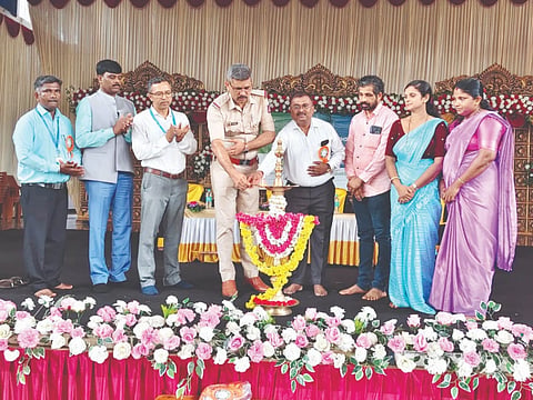  ಕ್ರೆಡಿಟ್ ಆಕ್ಸೆಸ್ ಗ್ರಾಮೀಣ ಸಂಸ್ಥೆ ಬೈಂದೂರು ಶಾಖೆ ವತಿಯಿಂದ ಆಯೋಜಿಸಲಾಗಿದ್ದ ಹಣಕಾಸು ಸಾಕ್ಷರತೆ ಡಿಜಿಟಲ್ ವಂಚನೆಗಳ ತಡೆಗಟ್ಟುವಿಕೆ ಕಾರ್ಯಾಗಾರವನ್ನು ಬೈಂದೂರು ವೃತ್ತ ನಿರೀಕ್ಷಕ ಶಿವಕುವಾರ್ ಬಿ. ಉದ್ಘಾಟಿಸಿದರು. ಪ್ರಮುಖರಾದ ಹರೀಶ್ ಜಿ., ಗಿರೀಶ್ ಎ.ಎಸ್., ಡಾ.ಪ್ರೇವಾನಂದ ಮೊದಲಾದವರಿದ್ದರು..  
