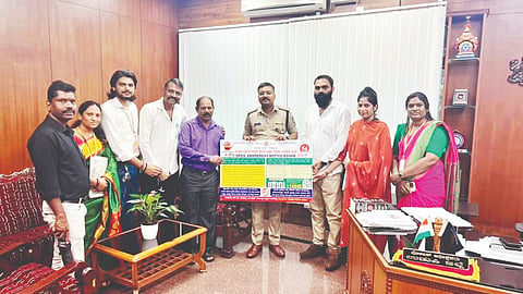  ಮಾದಕ ದ್ರವ್ಯ ಸೇವನೆ ಹಾಗೂ ಮಾದಕ ಸಾಗಾಟದ ಬಗ್ಗೆ ಅರಿವು ಮೂಡಿಸುವ ನಾಮಫಲಕವನ್ನು ಜಿಲ್ಲಾ ಪೋಲಿಸ್ ವರಿಷ್ಠಾಧಿಕಾರಿ ಹರಿರಾಂ ಶಂಕರ್ ಅನಾವರಣಗೊಳಿಸಿದರು. ಪ್ರಮುಖರಾದ ಲೋಕೇಶ್ ಸಿ., ಸಂಗೊಳ್ಳಿ ಸೋಮಣ್ಣ, ಸುಮಾ ಆಚಾರ್, ರೋಷನ್ ಖಾರ್ವಿ ನಾವುಂದ, ಕಾರ್ತಿಕ್ ಸಂಗೊಳ್ಳಿ, ಶಾಂತಾ, ಸುಧಾಕರ್ ಇದ್ದರು.  