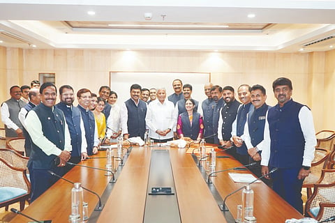  ಬಾಕಿಯಿರುವ ಎಲ್ಲ ಪ್ರಮುಖ ರೈಲ್ವೆ ಯೋಜನೆಗಳು ಮತ್ತು ಮೂಲಸೌಕರ್ಯ ಕಾಮಗಾರಿಗಳನ್ನು ಪೂರ್ಣಗೊಳಿಸುವಂತೆ ಸಂಸದ ಬಿ.ವೈ.ರಾಘವೇಂದ್ರ ನೇತೃತ್ವದ ನಿಯೋಗ ಸಚಿವ ವಿ.ಸೋಮಣ್ಣ ಅವರಿಗೆ ಮನವಿ ಸಲ್ಲಿಸಿತು.