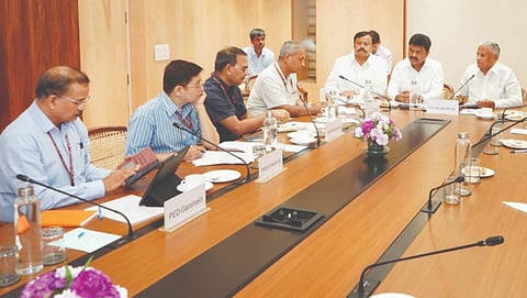 ಸಂಸದ ಬಿ.ವೈ.ರಾಘವೇಂದ್ರ ನವದೆಹಲಿಯಲ್ಲಿ ಕೇಂದ್ರ ರೈಲ್ವೆ ರಾಜ್ಯ ಸಚಿವ ವಿ.ಸೋಮಣ್ಣ ಅವರನ್ನು ಭೇಟಿ ಮಾಡಿ ಮನವಿ ಸಲ್ಲಿಸಿದರು.  