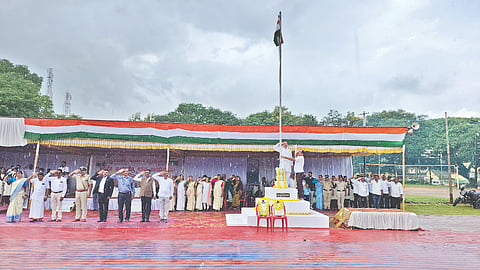 ಸ್ವಾತಂತ್ರ್ಯ ಮಹೋತ್ಸವದಲ್ಲಿ ತಹಸೀಲ್ದಾರ್ ರವಿರಾಜ್ ದೀಕ್ಷಿತ್ ಧ್ವಜಾರೋಹಣಗೈದರು. ಪ್ರಮುಖರಾದ ಮೋಹನ ಪೂಜಾರಿ, ನಾಗಶಯನ, ಎಚ್.ರಾಮಚಂದ್ರಪ್ಪ, ಸಂತೋಷ್ ಆನಂದ್ ಕಾಯ್ಕಿಣಿ, ಸದಾಶಿವ ಡಿ.ಪಡುವರಿ, ಬಿ.ಎಂ.ನಾಗರಾಜ ಗಾಣಿಗ ಮೊದಲಾದವರು ಇದ್ದರು.