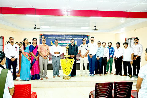 ಕೊಲ್ಲೂರು ಶ್ರೀ ಮೂಕಾಂಬಿಕಾ ದೇವಳದ ಪದವಿ ಪೂರ್ವ ಕಾಲೇಜಿನ ವಿವಿಧ ಚಟುವಟಿಕೆಗಳ ಘಟಕಗಳನ್ನು ಡಾ.ಭಾಸ್ಕರ ಶೆಟ್ಟಿ ಉದ್ಘಾಟಿಸಿದರು. ಪ್ರಮುಖರಾದ ಸುರೇಂದ್ರ ಶೆಟ್ಟಿ, ಗಣಪತಿ ವಿ.ನಾಯ್ಕ, ಸುಕೇಶ ಶೆಟ್ಟಿ ಮತ್ತಿತರರಿದ್ದರು.