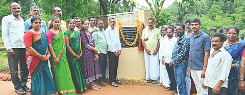 ಕೊಲ್ಲೂರು ಗ್ರಾಮದ ಸಲಗೇರಿ ಸರ್ಕಾರಿ ಕಿರಿಯ ಪ್ರಾಥಮಿಕ ಶಾಲೆಗೆ ಸ್ಥಳೀಯ ದಾನಿ ನಯನಾ ರಮೇಶ್ ಗಾಣಿಗ ಕೊಡಮಾಡಿದ ನೂತನ ದ್ವಾರ ಹಾಗೂ ನಾಮಫಲಕವನ್ನು ಕೆ.ಬಾಬು ಶೆಟ್ಟಿ ಉದ್ಘಾಟಿಸಿದರು. ಪ್ರಮುಖರಾದ ಭುಜಂಗ, ಕೊಲ್ಲೂರು ರಮೇಶ ಗಾಣಿಗ, ಜಯಪ್ರಕಾಶ್ ಶೆಟ್ಟಿ, ನೇತ್ರಾವತಿ ಆಚಾರ್ಯ, ಪ್ರಕಾಶ್ ಪೂಜಾರಿ ಮತ್ತಿತರರು ಇದ್ದರು.  