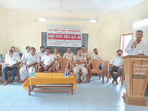 ಕೊಲ್ಲೂರು ಸರ್ಕಾರಿ ಹಿರಿಯ ಪ್ರಾಥಮಿಕ ಶಾಲಾ ಸಭಾಂಗಣದಲ್ಲಿ ನಡೆದ ಕಸ್ತೂರಿ ರಂಗನ್ ವಿಶೇಷ ಗ್ರಾಮಸಭೆಯಲ್ಲಿ ವಂಡ್ಸೆ ಗ್ರಾಪಂ ನಿಕಟಪೂರ್ವಾಧ್ಯಕ್ಷ ಉದಯ ಕುಮಾರ್ ಶೆಟ್ಟಿ ಮಾತನಾಡಿದರು. ಪ್ರಮುಖರಾದ ನಾಗೇಶ ಕೆ.ನಾಯ್ಕ, ಕೊಲ್ಲೂರು ರಮೇಶ ಗಾಣಿಗ, ಅರುಣ್ ಕುಮಾರ್ ಶೆಟ್ಟಿ ಮೊದಲಾದವರಿದ್ದರು.  