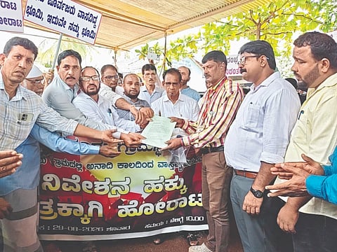  ಸಂತ್ರಸ್ತರಿಗೆ ನ್ಯಾಯ ಒದಗಿಸಬೇಕೆಂದು ಆಗ್ರಹಿಸಿ ಶಿರೂರು ಹಕ್ಕುಪತ್ರ ಹೋರಾಟ ಸಮಿತಿ ವತಿಯಿಂದ ಶನಿವಾರ ಶಿರೂರು ಗ್ರಾಪಂ ಎದುರು ಪ್ರತಿಭಟನೆ ನಡೆಯಿತು.