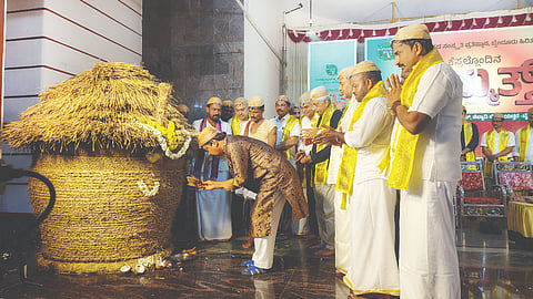 ಯಡ್ತರೆ ನೆಲ್ಯಾಡಿ ಬೈಲಿನಲ್ಲಿ ಭಾನುವಾರ ಕೆಸರುಗದ್ದೆ ಕ್ರೀಡಾಕೂಟ ಗಮ್ಮತ್ತ್ ಕಾರ್ಯಕ್ರಮವನ್ನು ಡಾ.ಎಂ.ಮೋಹನ ಆಳ್ವ ಉದ್ಘಾಟಿಸಿದರು. ಪ್ರಮುಖರಾದ ಕೆ.ಜಯಪ್ರಕಾಶ ಶೆಟ್ಟಿ, ಶರತ್ ಕುವಾರ್ ಶೆಟ್ಟಿ, ಕಿರಣ್ ಕುವಾರ್ ಕೊಡ್ಗಿ ಮೊದಲಾದವರಿದ್ದರು.  