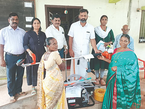 ಬೈಂದೂರು ವಲಯ ಕೃಷಿ ಅಧಿಕಾರಿಗಳ ಕಚೇರಿಯಲ್ಲಿ ಶನಿವಾರ ಶಾಸಕ ಗುರುರಾಜ ಶಾಸಕ ಗಂಟಿಹೊಳೆ ಕೃಷಿಕರಿಗೆ ವಿವಿಧ ಸವಲತ್ತುಗಳನ್ನು ವಿತರಿಸಿದರು. 