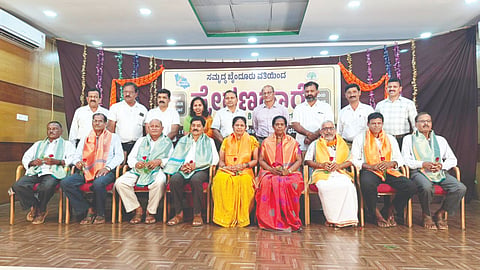 ಸಮೃದ್ಧ ಬೈಂದೂರು ವತಿಯಿಂದ ನಿವೃತ್ತ ಶಿಕ್ಷಕರ ಸಮಾಗಮ ಪ್ರೇರಣಧಾರೆ ಕಾರ್ಯಕ್ರಮದಲ್ಲಿ ನಿವೃತ್ತ ಶಿಕ್ಷಕರನ್ನು ಶಾಸಕ ಗುರುರಾಜ ಗಂಟಿಹೊಳೆ ಸನ್ಮಾನಿಸಿದರು