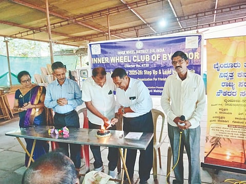 ಬೈಂದೂರು ತಾಲೂಕು ಸರ್ಕಾರಿ ನಿವೃತ್ತ ನೌಕರರ ಸಂಘದ ಸಮಾರಂಭದಲ್ಲಿ ಸಂಘದ ಉಪಾಧ್ಯಕ್ಷ ಮಂಜು ದೇವಾಡಿಗ ಅವರ ಜನ್ಮದಿನವನ್ನು ಆಚರಿಸಲಾಯಿತು. 