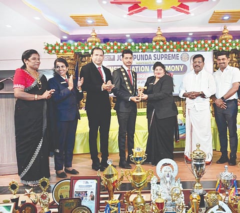  ಜೆಸಿಐ ಉಪ್ಪುಂದ ಸುಪ್ರೀಂ ಪದ ಪ್ರದಾನ ಸವಾರಂಭದಲ್ಲಿ ನೂತನ ಅಧ್ಯಕ್ಷ ರವಿರಾಜ್ ಪೂಜಾರಿ ಅವರಿಗೆ ನಿರ್ಗಮನ ಅಧ್ಯಕ್ಷೆ ಜ್ಯೋತಿ ಶೆಟ್ಟಿ ಅಧಿಕಾರ ಹಸ್ತಾಂತರಿಸಿದರು. 