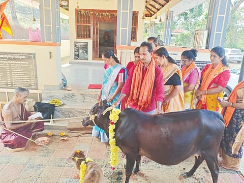 ಜಡ್ಕಲ್ ಮಂಡಲದ ಹಿಂದೂ ಸಂಗಮ ಶೋಭಾಯಾತ್ರೆಗೂ ಮೊದಲು ಹುಲಿಪಾರೆ ಮರ್ಲಚಿಕ್ಕು ಹೈಗುಳಿ ದೈವಸ್ಥಾನದಲ್ಲಿ ಸಂಘದ ಹಿರಿಯರಾದ ತಂಗಪ್ಪನ್ ಗೋಪೂಜೆ ನೆರವೇರಿಸಿದರು.  