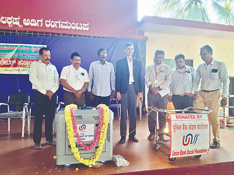 ಬೈಂದೂರು ಸರ್ಕಾರಿ ಪದವಿ ಪೂರ್ವ ಕಾಲೇಜಿಗೆ ಯೂನಿಯನ್ ಬ್ಯಾಂಕ್ ಆಫ್ ಇಂಡಿಯಾ ಕೊಡುಗೆಯಾಗಿ ನೀಡಿದ ಜನರೇಟರ್ ಹಸ್ತಾಂತರಿಸಲಾಯಿತು. ಬ್ಯಾಂಕ್‌ನ ಪ್ರಾದೇಶಿಕ ಕಚೇರಿ ಮುಖ್ಯಸ್ಥ ಅಶೋಕ ಭಾಂಡಗೆ, ಕಾಲೇಜು ಪ್ರಾಂಶುಪಾಲ ವೆಂಕಟರಮಣ ಮೊದಲಾದವರಿದ್ದರು.
