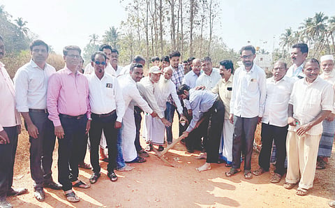  ಶಿರೂರಿನ ಮುದ್ರಮಕ್ಕಿಯಲ್ಲಿ ರಸ್ತೆ ಕಾಮಗಾರಿಗೆ ಗುದ್ದಲಿ ಪೂಜೆ ನೆರವೇರಿಸಲಾಯಿತು. ಕೃಷ್ಣ ಬಿಲ್ಲವ, ಕಾಪ್ಪಿ ನೂರ್‌ಮಹ್ಮದ್, ರಾಜೇಂದ್ರ ಶೆಟ್ಟಿ ಇತರರು ಇದ್ದರು.