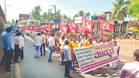 ಬೈಂದೂರಿನ ಆಡಳಿತ ಸೌಧ ಎದುರು ಗುರುವಾರ ಕಟ್ಟಡ ಕಾರ್ಮಿಕರು ಪ್ರತಿಭಟನೆ ನಡೆಸಿದರು. ರಾಜೀವ್ ಪಡುಕೋಣೆ, ಗಣೇಶ್ ತೊಂಡೆಮಕ್ಕಿ, ಶೀಲಾವತಿ ಇತರರು ಇದ್ದರು.