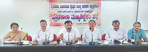 ಬೈಂದೂರು ತಾಪಂ ಸಭಾಂಗಣದಲ್ಲಿ ಸೋಮವಾರ ನಡೆದ ಎಸ್‌ಎಸ್‌ಎಲ್‌ಸಿ ಪರೀಕ್ಷಾ ಪೂರ್ವ ಸಿದ್ಧತಾ ಸಭೆಯಲ್ಲಿ ಶಾಸಕ ಗುರುರಾಜ ಗಂಟಿಹೊಳೆ ವಾತನಾಡಿದರು. ಡಿಡಿಪಿಐ ಲೋಕೇಶ್, ಬೈಂದೂರು ಬಿಇಒ ನಾಗೇಶ ಕೆ. ನಾಯ್ಕ, ಕುಂದಾಪುರ ಬಿಇಒ ಶೋಭಾ ಶೆಟ್ಟಿ ಮತ್ತಿತರರಿದ್ದರು.